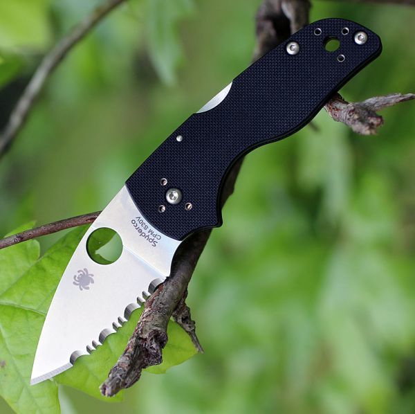 Нож складной Lil' Native MID - Spyderco 230MBGS, сталь Crucible CPM® S30V™ Satin Serrated, рукоять стеклотекстолит G10, чёрный